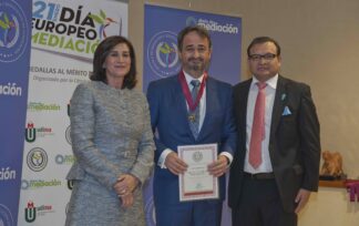 Javier Íscar recibe la Medalla al Mérito Profesional 2019