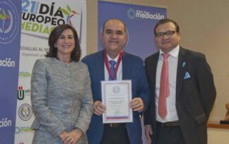 Miguel Ángel Martínez recibe el premio Diario de Mediación