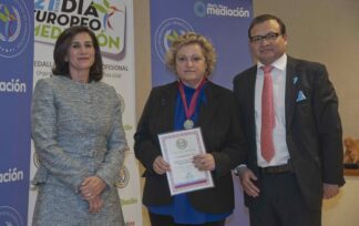 María José Santacruz Ayo, recibe la Medalla al Mérito Profesional 2019